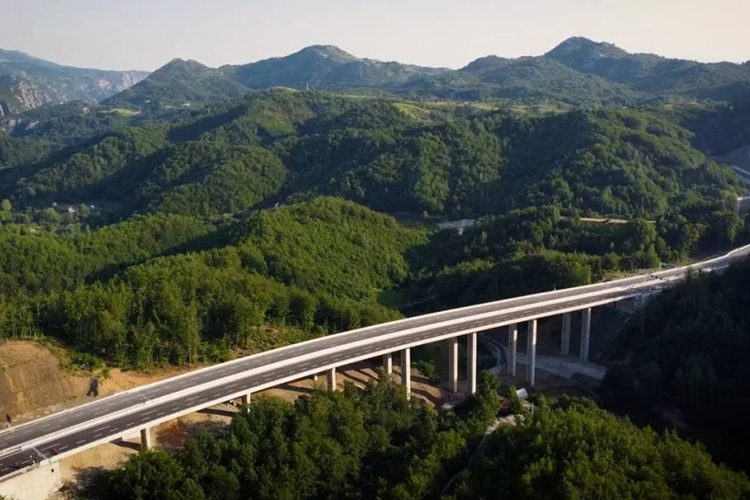 黑山总统、总理共同见证本国首条高速公路优先段通车2.jpg