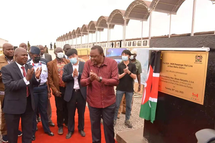 肯尼亚总统肯雅塔出席麦玛尤米轨铁路客运联络线、纳瓦沙ICD标轨和米轨货运换装线工程竣工仪式.jpg