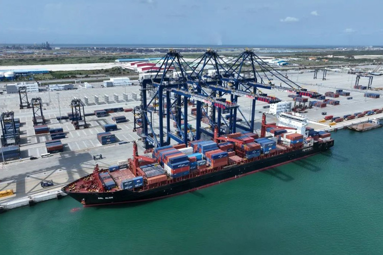 尼日利亚莱基港顺利完成首艘货轮装卸工作.jpg
